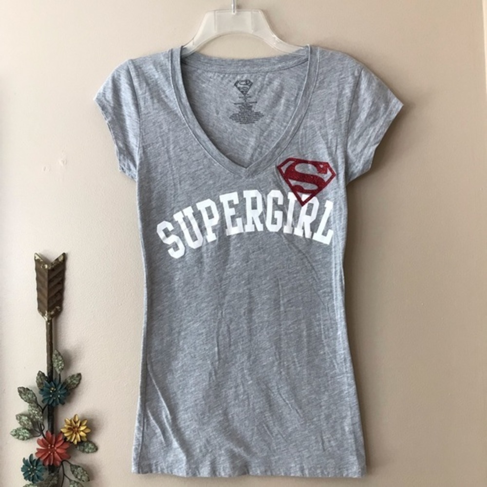Supergirl Graphic V-Neck Fitted Tee Size Small EUC